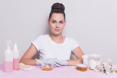 Depilasyon salonda. Shugaring. Balmumu Depilasyon. Eti ustası