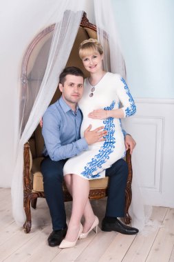 Hamile bir kadın ve kocası bir çocuk bekliyor, Aile bir çocuk bekliyor