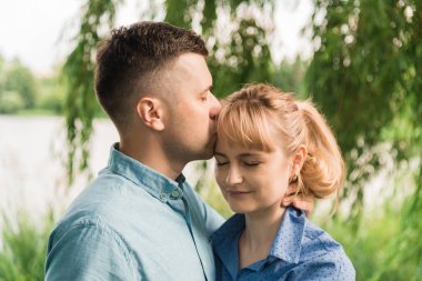 Çift doğada aşık. Aile parkta yürüyor. Seviyorum. Resim.