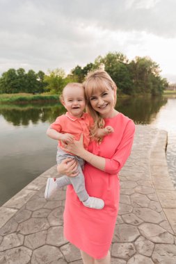 Anne ve oğlu. Parkta yürümek. Kamp. Ailenle parkta yürümek. Resim.