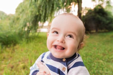 Doğada bir çocuk. Neşeli çocuk doğada. Resim.