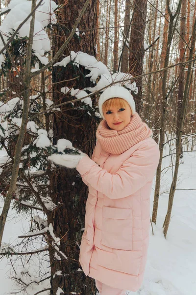 Woman Walks Winter Forest Woman Portrait Background Winter Forest Winter — Stock Photo, Image