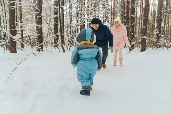 Прогулянка Сім Дитиною Сімейні Прогулянки Природі Взимку Зимова Родина Гуляє — стокове фото