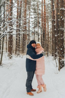 Sevgi dolu bir çift ormanda yürür. Kış orman aile yürüyüş