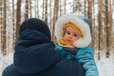 Baba ile oğlu ormanda kış geldi. Aile doğada kış aylarında yürür. Kış orman. Kar park.
