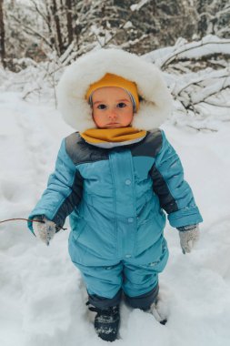 Bir çocuk bir kış yürüyüş için. Aile doğada kış aylarında yürür. Aile yürüyüş. Kış orman. Kar park.
