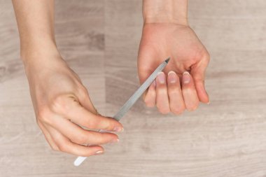 Manikür eller üzerinde. Bir kadın bir Manikür yapıyor. Eller tırnak törpüsü