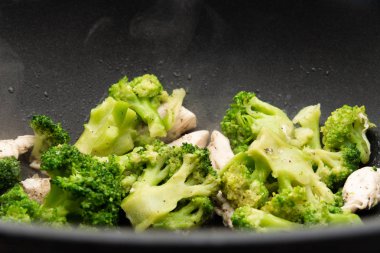 Bir tavada et dilimleri ile brokoli fry. Tavuk eti brokoli ile.