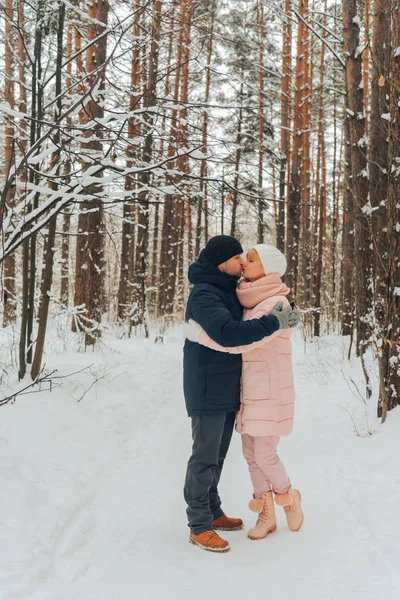 Loving para spacery w lesie. Rodzina spacer w lesie zimą — Zdjęcie stockowe