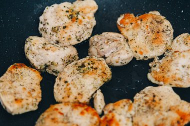 Kızarmış tavuk göğsü. Bir tavada tavuk göğsü. Baharat ile tavuk.