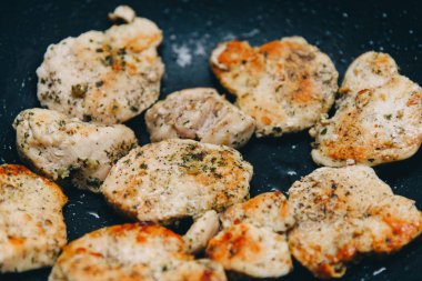 Kızarmış tavuk göğsü. Bir tavada tavuk göğsü. Baharat ile tavuk.