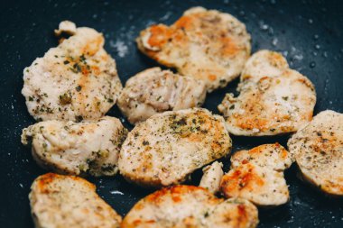 Kızarmış tavuk göğsü. Bir tavada tavuk göğsü. Baharat ile tavuk.