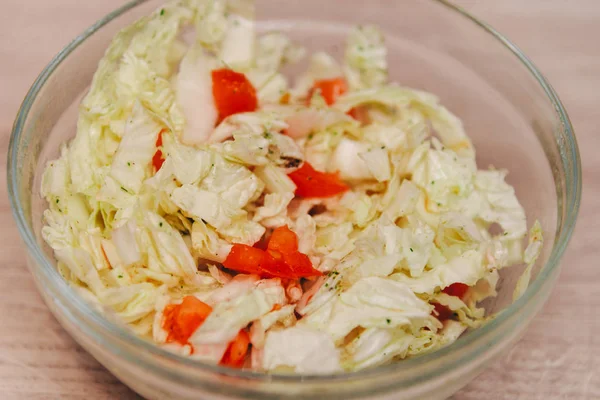 Салат з китайської капусти і помідори в тарілку скла — стокове фото