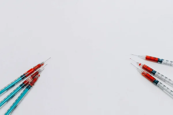 Tratamento contra o vício. Seringa com sangue. Imunodeficiência . — Fotografia de Stock