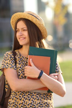 Genç kız öğrencinin sırt çantası ve Kitaplar, outdors ile. Öğrenci. 