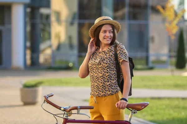 Giovane Studentessa Con Zaino Libri Sella Una Bicicletta Retrò Giovane — Foto Stock