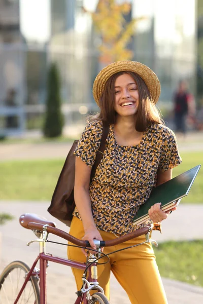 Jovem Estudante Com Mochila Livros Montando Uma Bicicleta Retro Feminino — Fotografia de Stock