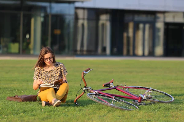 Giovane Studentessa Occhiali Con Zaino Libri Seduta Sul Prato Una — Foto Stock