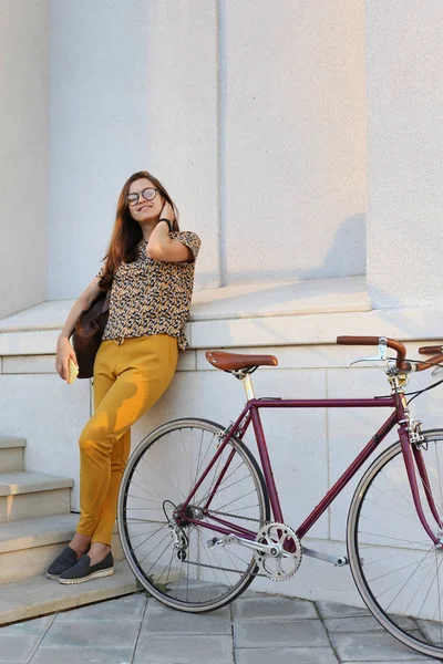 Jeune Étudiante Avec Sac Dos Livres Vélo Rétro Femme Sur — Photo