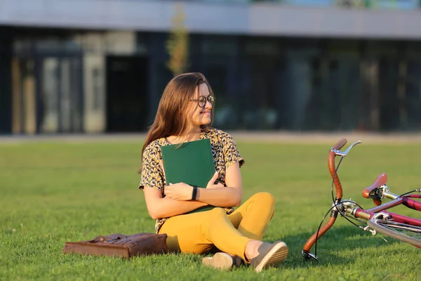 Giovane Studentessa Occhiali Con Zaino Libri Seduta Sul Prato Una — Foto Stock