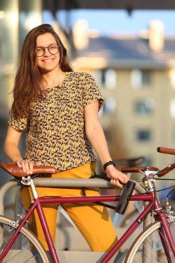 Bisiklet kilidi olan kız. Bisiklet U-kilit