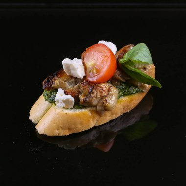 Siyah arka plan üzerine izole iştah açıcı.