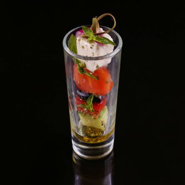 Siyah arka plan üzerine izole iştah açıcı.