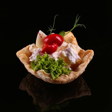 Siyah arka plan üzerine izole iştah açıcı.