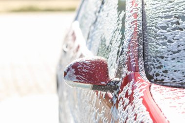 Sabunla oto yıkama..