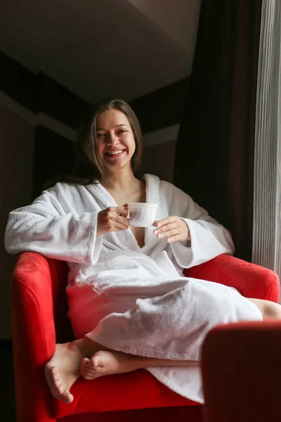 Портрет Красивой Женщины Одетой Халат Пьющей Чай Утром Номере Отеля — стоковое фото