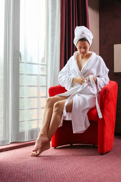 Kvinna Efter Dusch Relax Hotellrum Nära Panorama Fönstret — Stockfoto