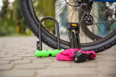 Bisiklet kilidi. Bisiklet U-kilit