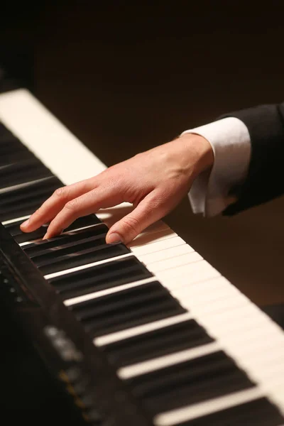 Manos Piano Pianista Toca Piano Teclas Piano Sobre Fondo Negro —  Fotos de Stock