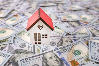 Amerikan Doları yüz banknot ve model evde. Dolar çok yakın çekim