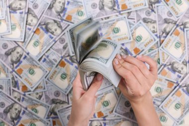 Adam sayım 100 dolar faturaları eller. Bir sürü nakit para, 100 dolar mezhepleri elinde