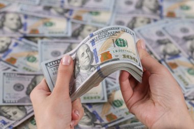 Adam sayım 100 dolar faturaları eller. Bir sürü nakit para, 100 dolar mezhepleri elinde