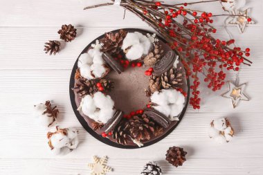 Noel kek çiçek ve çikolata. Düğün detayları - düğün pastası. Kış pastası koniler ile