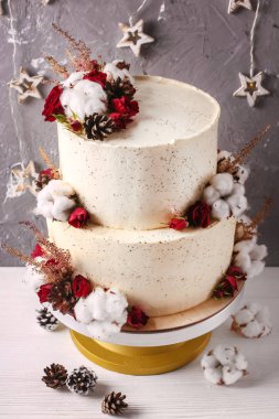 Noel kek çiçek ve çikolata. Düğün detayları - düğün pastası. Kış pastası koniler ile