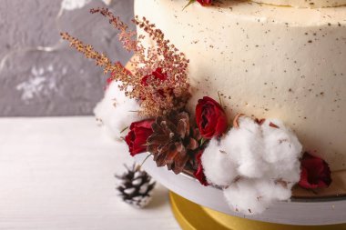 Noel kek çiçek ve çikolata. Düğün detayları - düğün pastası. Kış pastası koniler ile