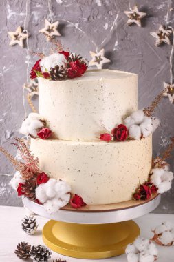 Noel kek çiçek ve çikolata. Düğün detayları - düğün pastası. Kış pastası koniler ile