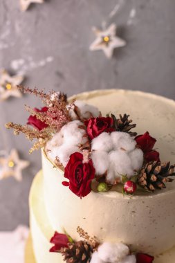 Noel kek çiçek ve çikolata. Düğün detayları - düğün pastası. Kış pastası koniler ile