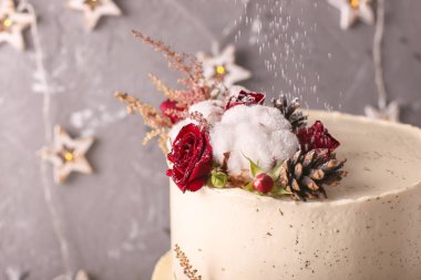 Noel kek çiçek ve çikolata. Düğün detayları - düğün pastası. Kış pastası koniler ile