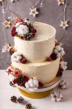 Noel kek çiçek ve çikolata. Düğün detayları - düğün pastası. Kış pastası koniler ile