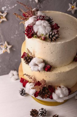 Noel kek çiçek ve çikolata. Düğün detayları - düğün pastası. Kış pastası koniler ile