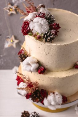 Noel kek çiçek ve çikolata. Düğün detayları - düğün pastası. Kış pastası koniler ile