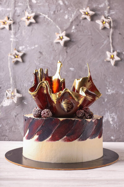 Шоколадный торт с ягодами. Вкусный торт с мороженым с замороженными ягодами, избирательный фокус
