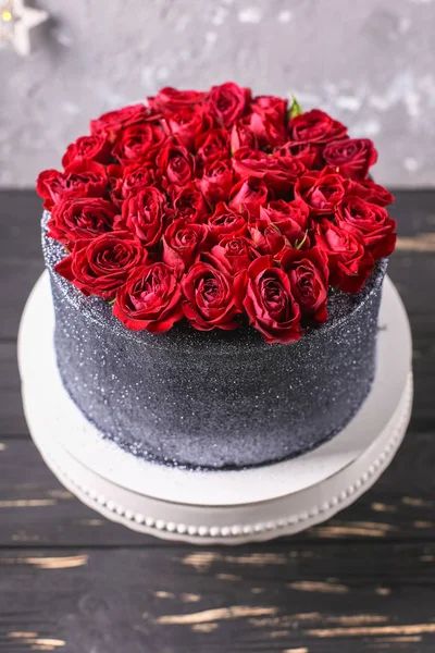Wedding cake with flowers. Wedding details - wedding cake with roses.