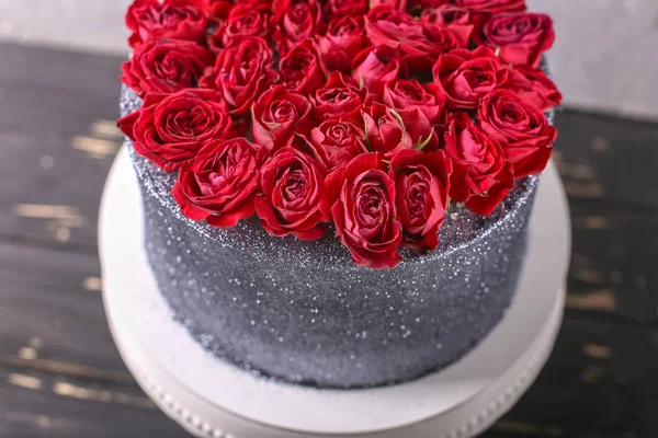 Wedding cake with flowers. Wedding details - wedding cake with roses.