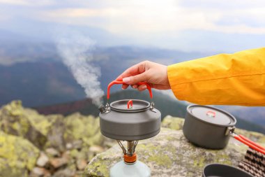 Seyahat çaydanlık kamp ve teacups Karpat Dağları'nda kamp