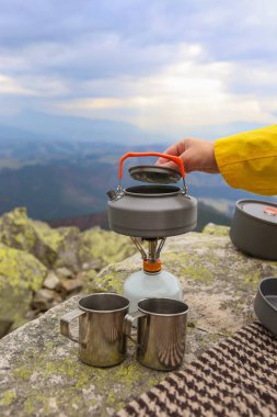 Seyahat çaydanlık kamp ve teacups Karpat Dağları'nda kamp